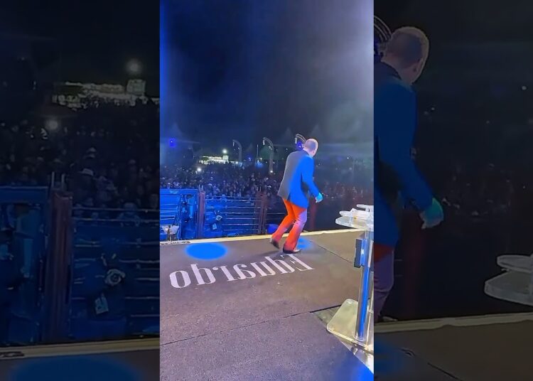 EDUARDO COSTA PAGANDO MICO NO PALCO! #fofoca #famosos #celebridades