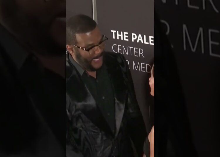 Meghan Markle Caminha no Tapete Vermelho com Tyler Perry em Beverly Hills | AA1V