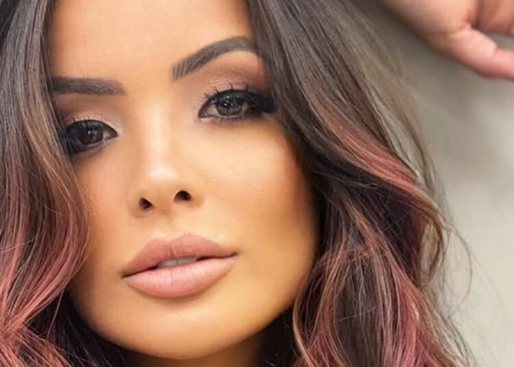 ✨ CAROL NAKAMURA DE BIQUÍNI ENCANTA FÃS COM SUA BELEZA DESLUMBRANTE!