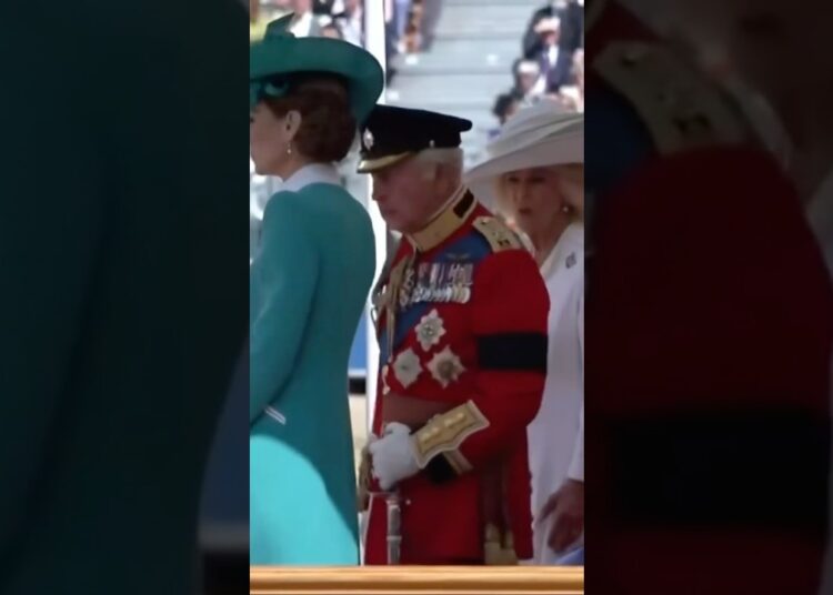 El rey Carlos III le pide a la reina Camilla que le cambie el sitio, ¿error de protocolo? #realeza