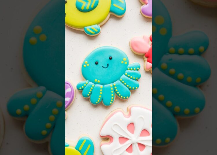 Octopus sugar cookie decorated with royal icing #cookiedecorating #royalicing #oddlysatisfying