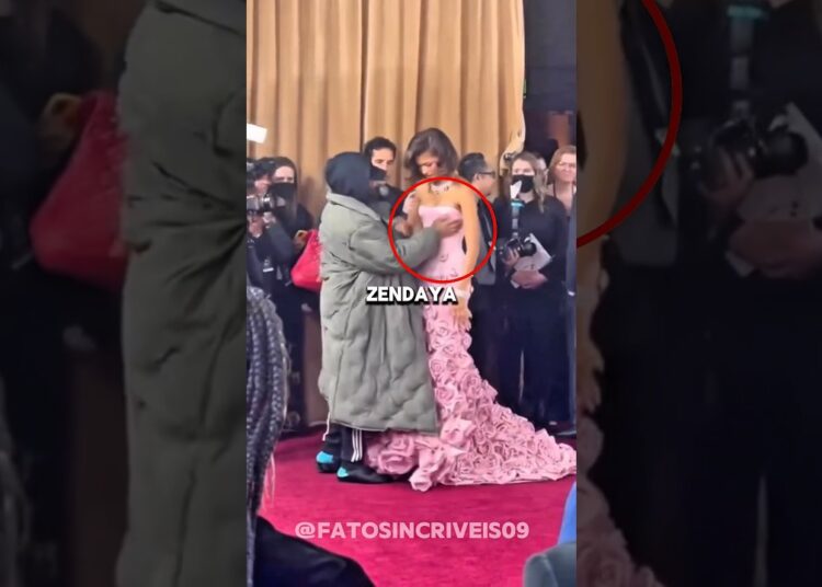 O segurança de Zendaya pode tocar em seu peito!#curiosidades #noticias #brazil