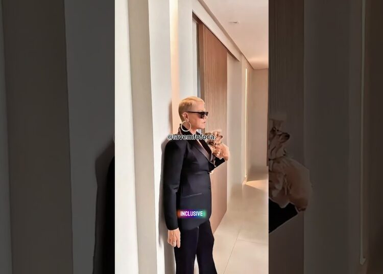 Xuxa fala sobre a pressão estética ao envelhecer na mídia. #fofocas #celebridades