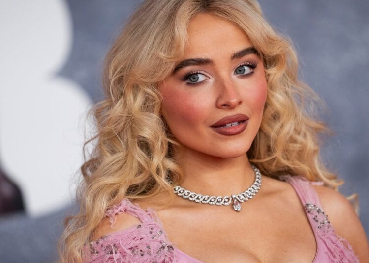 A capa do novo álbum de Sabrina Carpenter 'Aprovado por God'