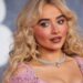 A capa do novo álbum de Sabrina Carpenter 'Aprovado por God'