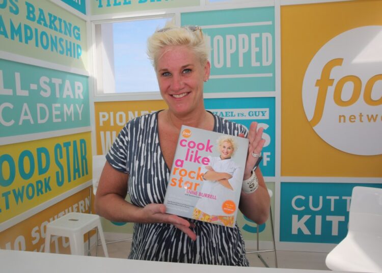 A estrela da Food Network, Anne Burrell, morta às 55