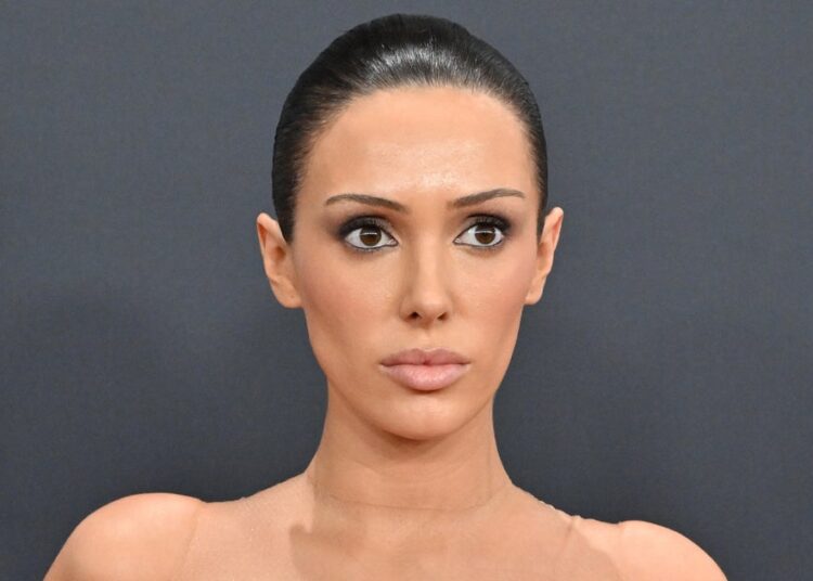 Bianca Censori fica sem sutiã em mais um olhar durante o passeio com Kanye West