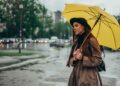 Como se vestir com estilo em dias chuvosos - terra de celebridades