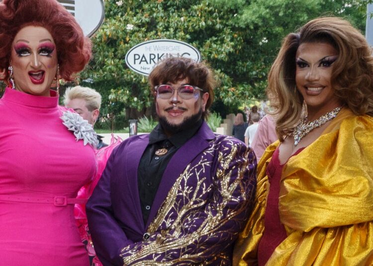 Drag Performers trolleou a visita do Kennedy Center de Trump da maneira mais fabulosa
