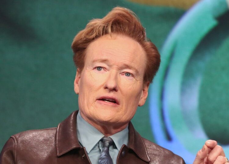 'Eles são a comunidade!': Conan O'Brien recebe imigrantes emocionais em LA em LA