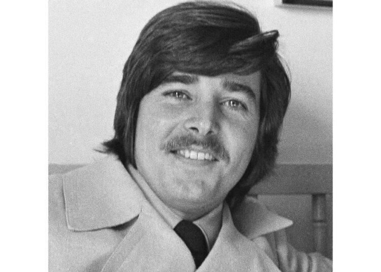 Ex -ídolo adolescente Bobby Sherman morre aos 81