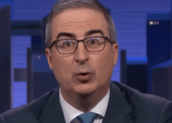 John Oliver expõe 'desgraça absoluta' sistema governamental que não faz 'não senso de f ** rei'