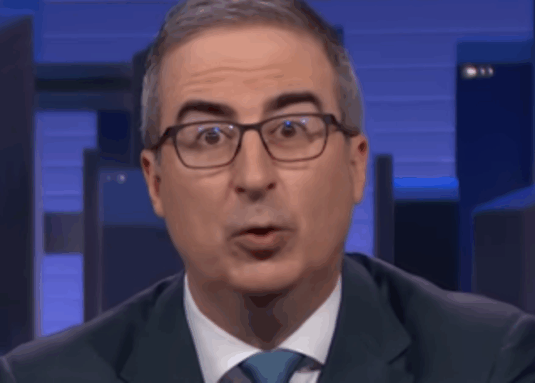 John Oliver expõe 'desgraça absoluta' sistema governamental que não faz 'não senso de f ** rei'