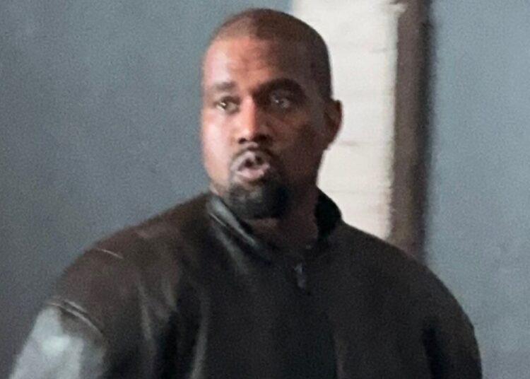 Kanye West aparentemente muda o nome para 'ye ye'
