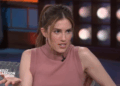Kelly Clarkson perdeu isso depois de ser desajeitadamente pego, não tão subtemente, olhando para a testa de Allison Williams Botox