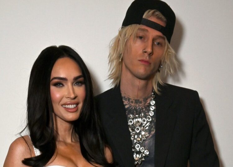 Megan Fox e Machine Gun Kelly finalmente revelam o nome de sua menina