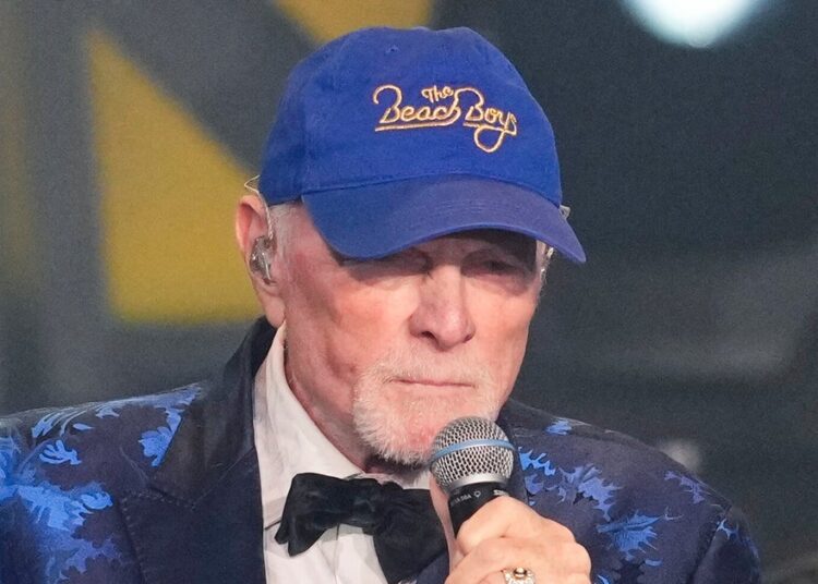 Mike Love lamenta Brian Wilson na indução do Hall of Fame