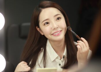 O segredo do K-Beauty para acordar seu rosto instantaneamente que celebridade