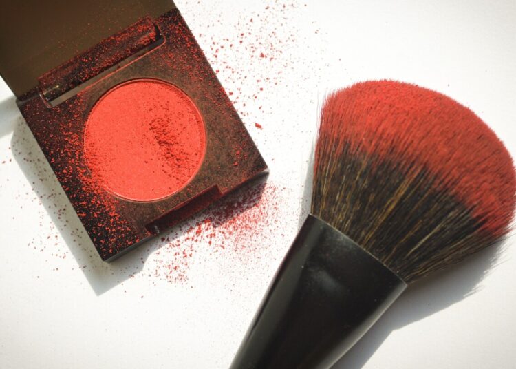 O truque de blush que transforma seu rosto em segundos (mesmo que você não saiba fazer compensar) - Celebrity Land