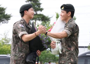 RM e V terminaram oficialmente seu serviço militar e prometeram uma reunião do BTS! - Terra das celebridades