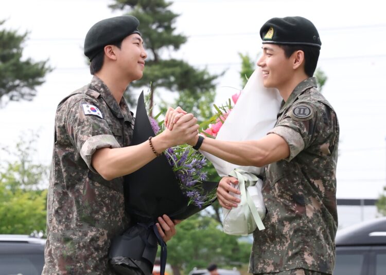 RM e V terminaram oficialmente seu serviço militar e prometeram uma reunião do BTS! - Terra das celebridades