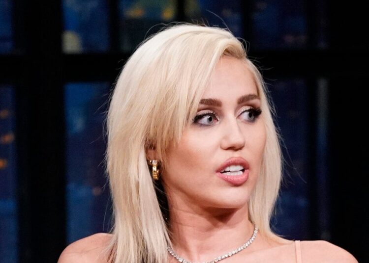 Razões por trás de modesta modesta de Miley Cyrus