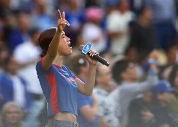 Singer diz que foi instruída a não cantar 'Star-Spangled Banner' em espanhol, mas 'fez de qualquer maneira'
