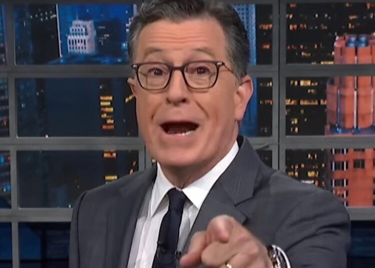 Stephen Colbert observa Trump lutando com uma pergunta fácil
