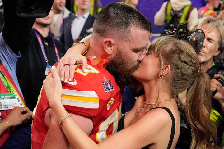 Taylor Swift surpreende os fãs com a performance 'shake it off' ao vivo no evento de Travis Kelce