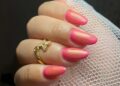 Design de unhas com efeito aura