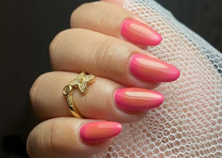 Design de unhas com efeito aura