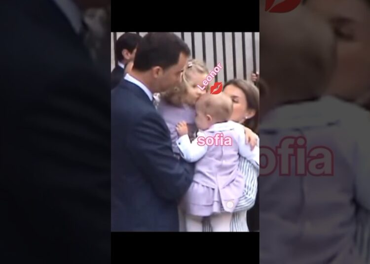 😍princess Leonor kiss infnta Sofia💙 royal family of Spain#leonor#sofia#king#queen#royal#spain