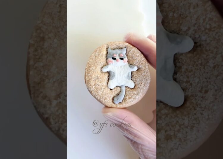 🐱Satisfying kitten on the beach cookie decorating #cookiedecorating #cookies #royalicing #summer