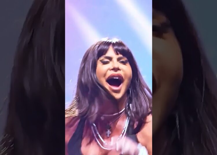GRETCHEN ARRASANDO NO PALCO! #fofoca #celebridades #famosos