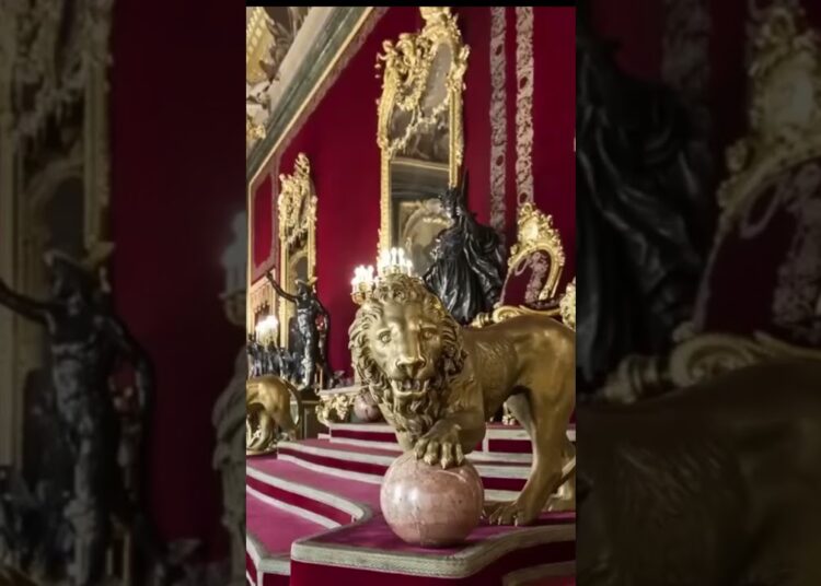 El Castillo con un Salón Bañado en Oro 😮 #castillos #palacio #realeza #oro