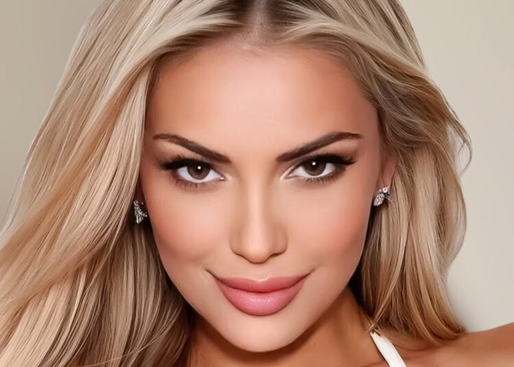 Jackie Mezway: Virtual Model & Instagram Star | Bio & Insights