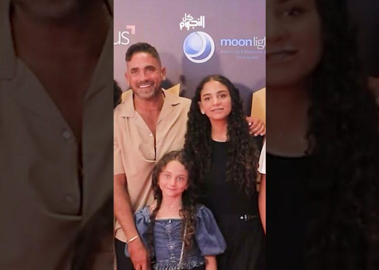 بنته الصغيرة ملكة جمال.. أمير كرارة مع زوجته وأولاده في أحدث ظهور