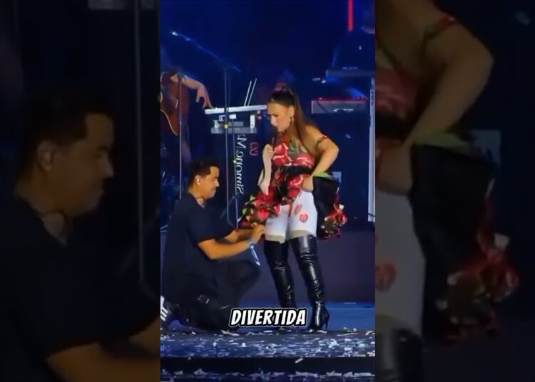 SIMONE MENDES VESTE SAMBA CANÇÃO DO MARIDO AO VIVO! #fofoca #celebridades #famosos