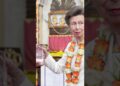 Princesa Anne surpreende ao aparecer descalça em visita real! #shortsfeed #shortsyoutube