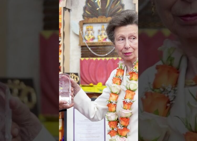 Princesa Anne surpreende ao aparecer descalça em visita real! #shortsfeed #shortsyoutube