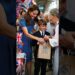 Prince Louis gives gifts to the elderly #royal #princewilliam #katemiddeleton