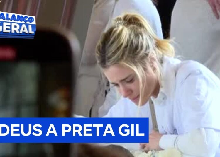 Carolina Dieckmmann se despede de Preta Gil durante velório no Rio de Janeiro