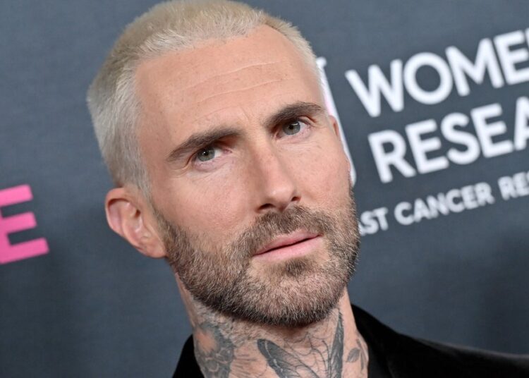 A verdadeira razão pela qual Adam Levine está 'feito' fazendo tatuagens
