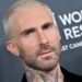 A verdadeira razão pela qual Adam Levine está 'feito' fazendo tatuagens
