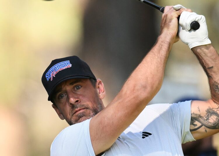 Aaron Rodgers zomba do garoto que ele quase bate durante o torneio de golfe