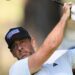 Aaron Rodgers zomba do garoto que ele quase bate durante o torneio de golfe