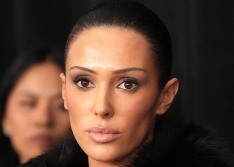Bianca Censori veste mais um conjunto puro para Kanye West para fotografar