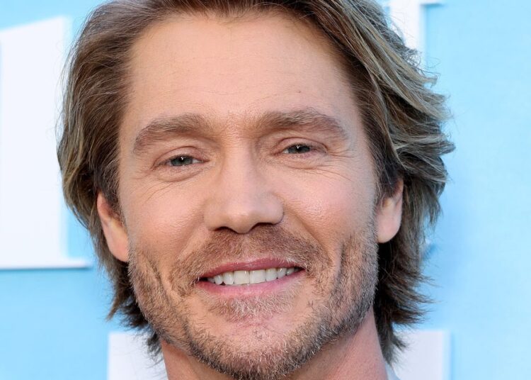 Chad Michael Murray e esposa levaram a família votando no terceiro filho