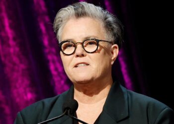 'Chantagem': Rosie O'Donnell rasga a CBS para beijar o anel de Trump de 'Madman' depois de Colbert News