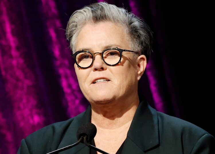 'Chantagem': Rosie O'Donnell rasga a CBS para beijar o anel de Trump de 'Madman' depois de Colbert News